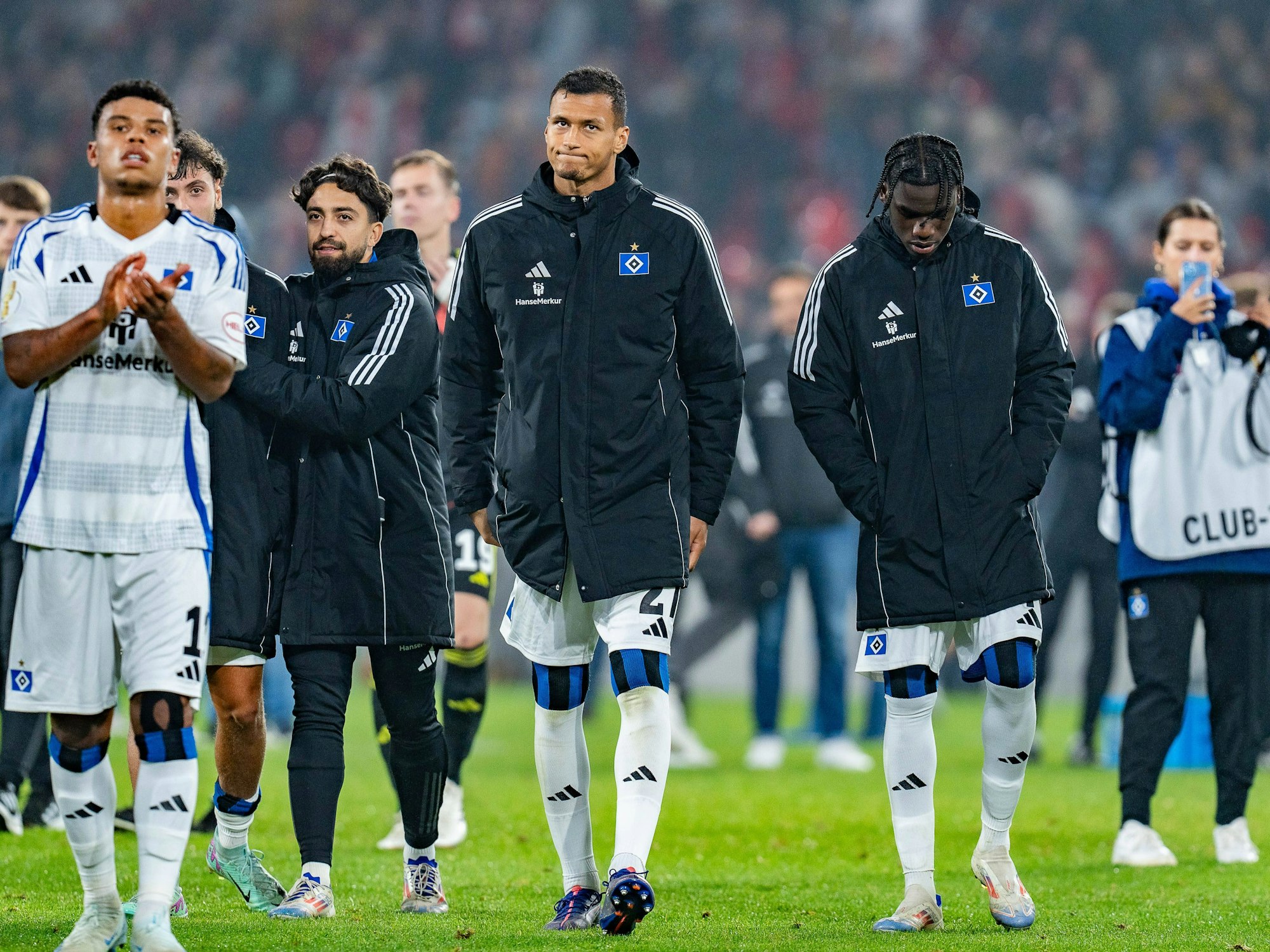 Die HSV-Profis gehen enttäuscht vom Platz.