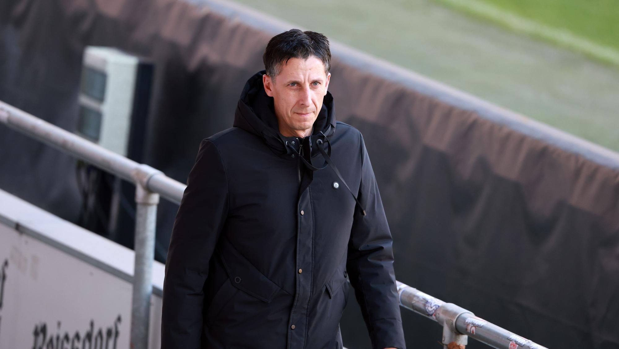 FC-Boss Christian Keller am 26. November 2024 beim Testspiel gegen Alemania Aachen im Franz-Kremer-Stadion.