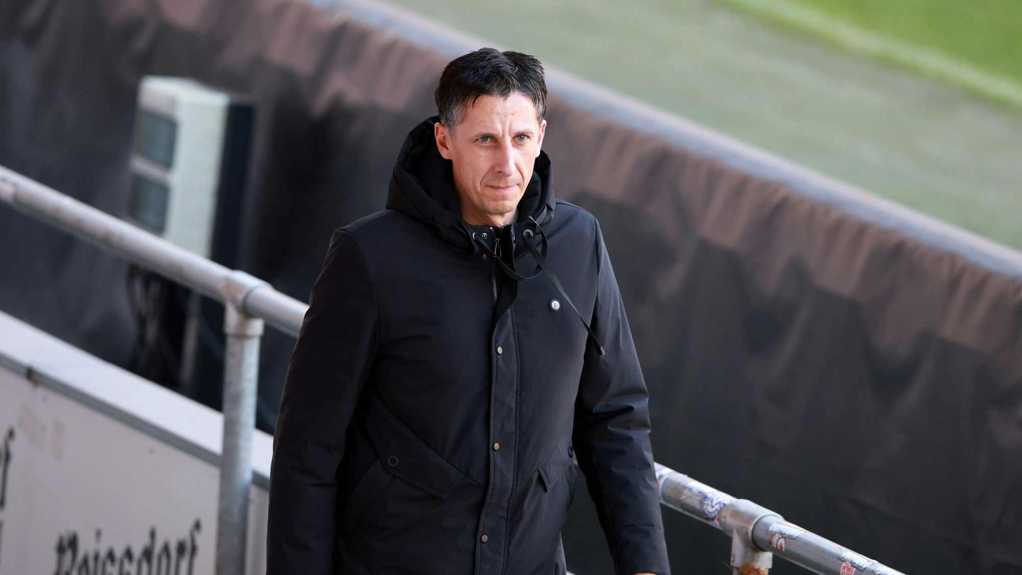 FC-Boss Christian Keller am 26. November 2024 beim Testspiel gegen Alemania Aachen im Franz-Kremer-Stadion.