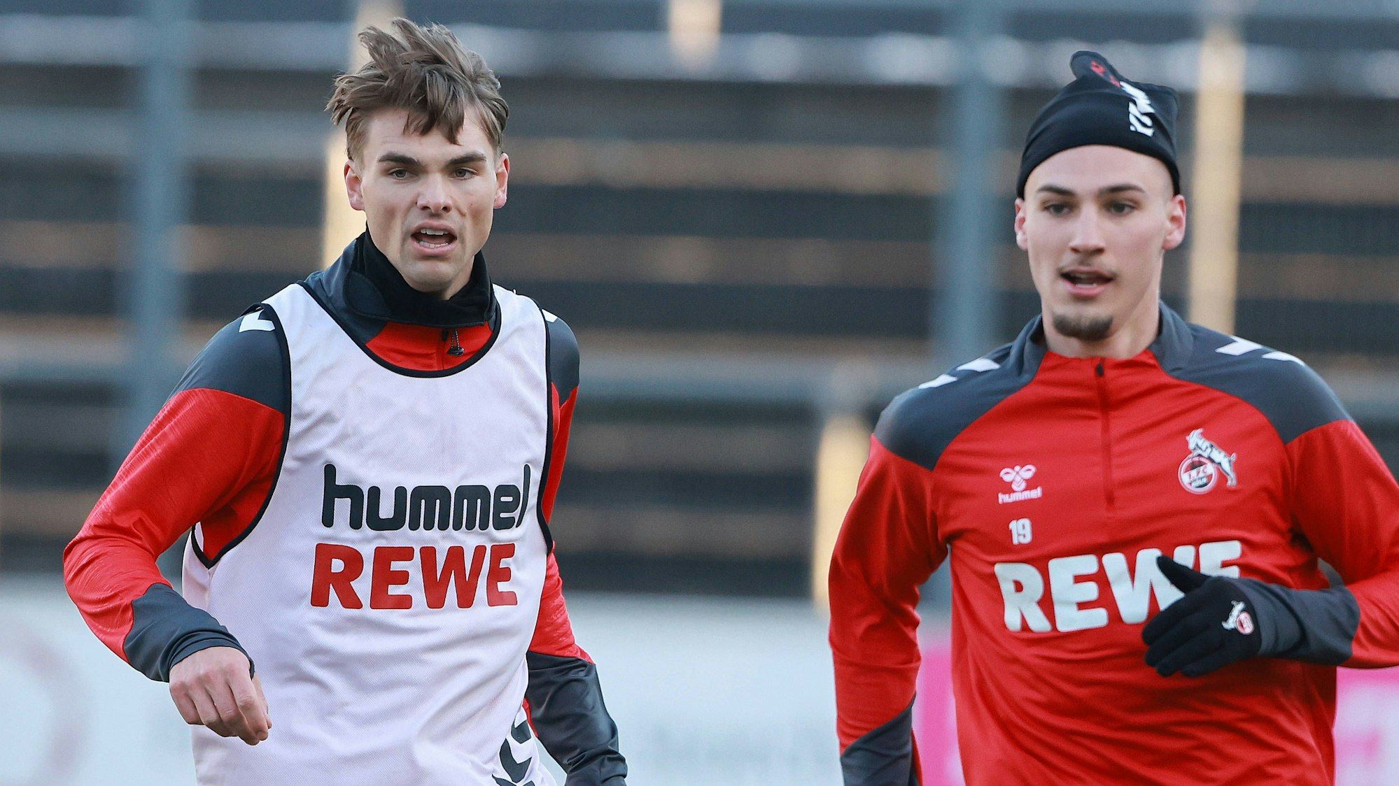 FC-Profi Tim Lemperle (r.) und Neuzugang Joel Schmied am 13. Januar 2025 im Training des 1. FC Köln.