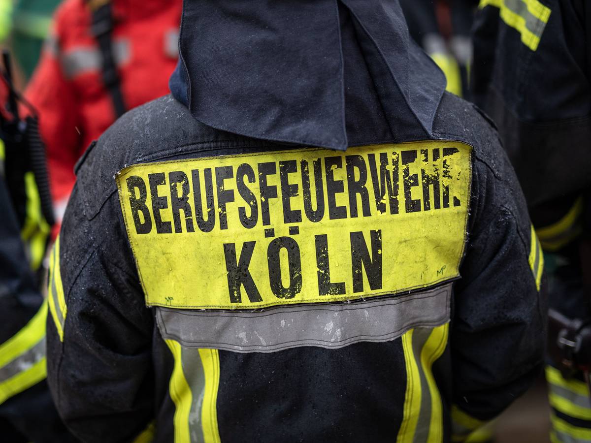 "Berufsfeuerwehr Köln" steht auf der Jacke eines Feuerwehrmann.