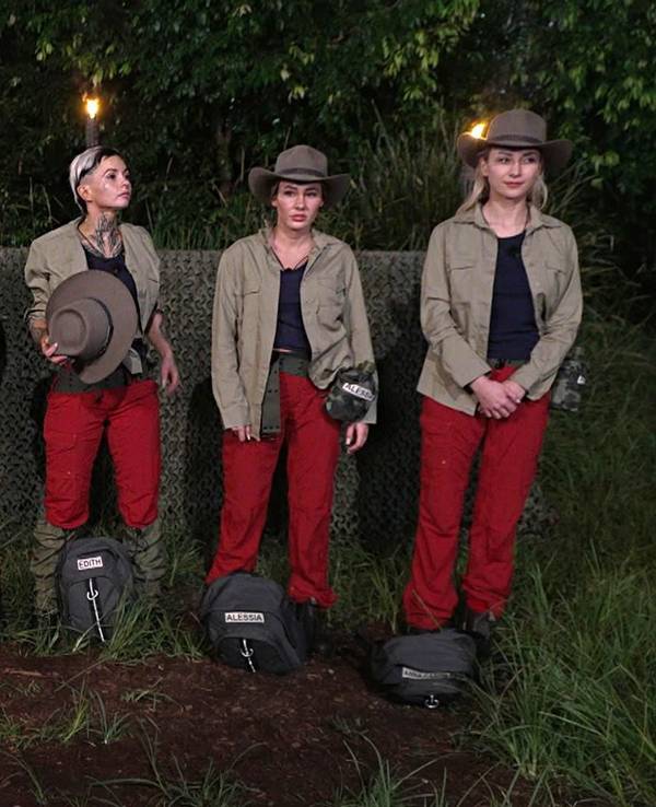 Sam Dylan und weitere Dschungelcamp-Stars stehen nebeneinander.