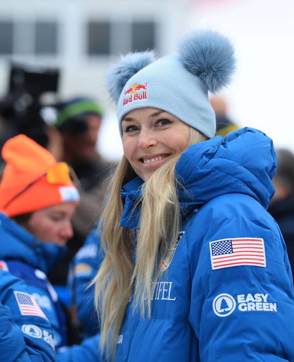 Lindsey Vonn lächelt während einem Skirennen fröhlich in die Kamera.