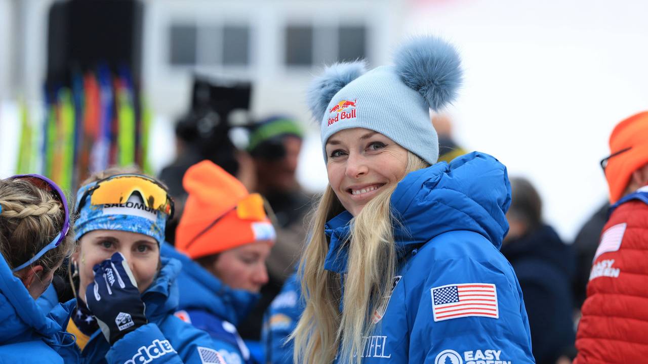 Lindsey Vonn lächelt während einem Skirennen fröhlich in die Kamera.