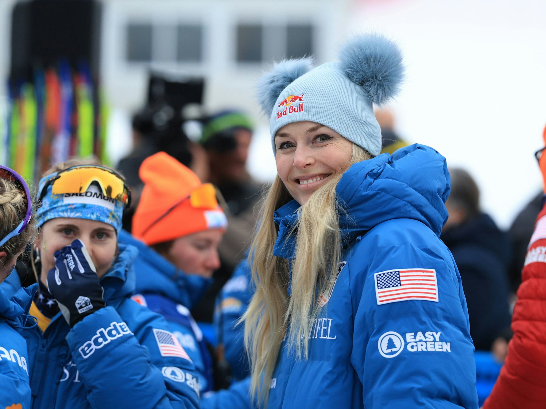 Lindsey Vonn lächelt während einem Skirennen fröhlich in die Kamera.