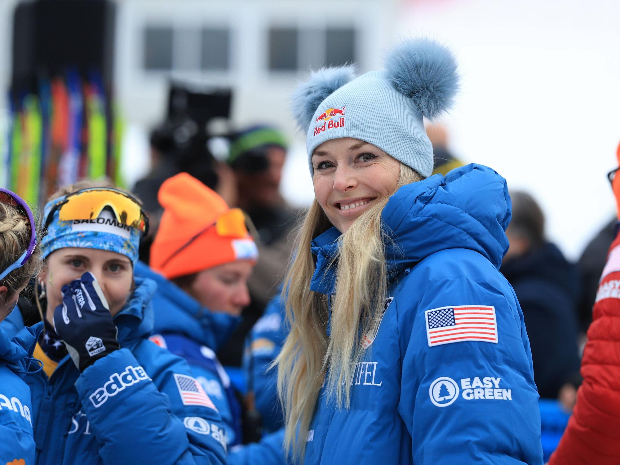 Lindsey Vonn lächelt während einem Skirennen fröhlich in die Kamera.