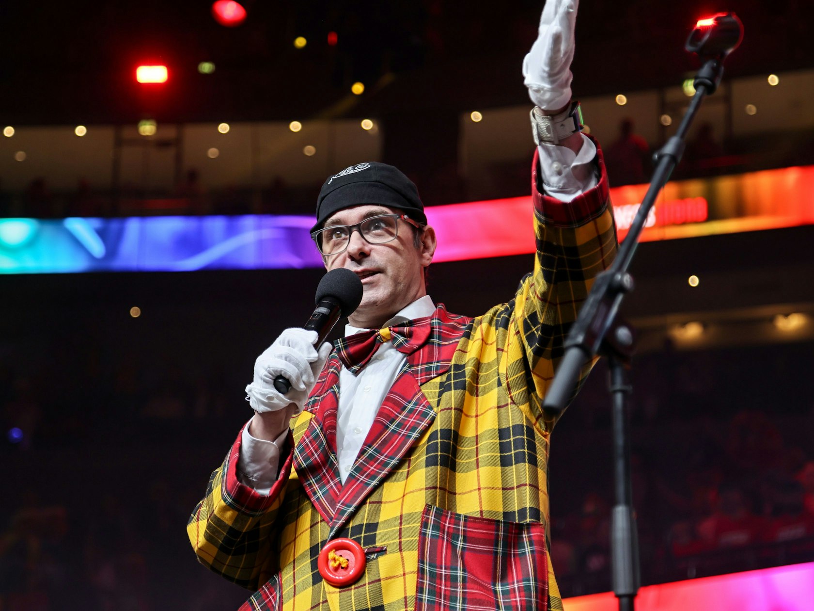 Marc Metzger steht auf der Bühne der Arena.