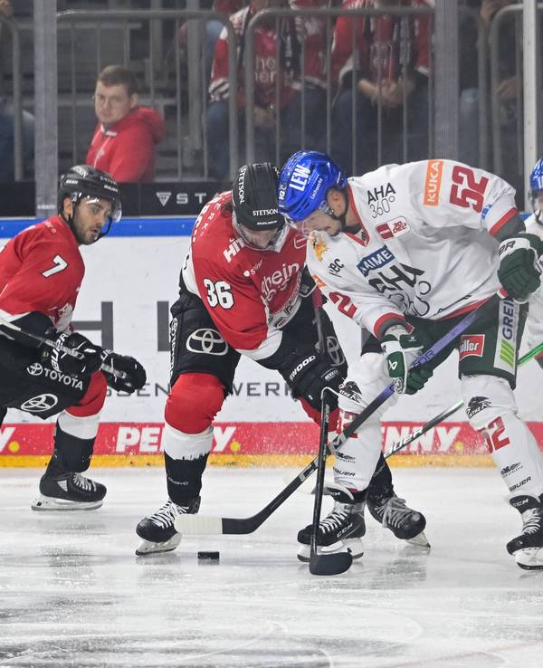 Andreas Thuresson und Otso Rantakari kämpfen um den Puck, Nicholas Bailen schaut im Hintergrund zu.