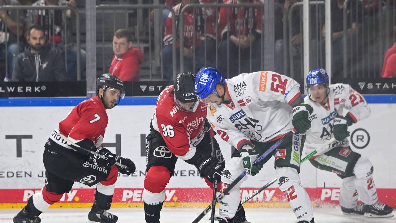 Andreas Thuresson und Otso Rantakari kämpfen um den Puck, Nicholas Bailen schaut im Hintergrund zu.