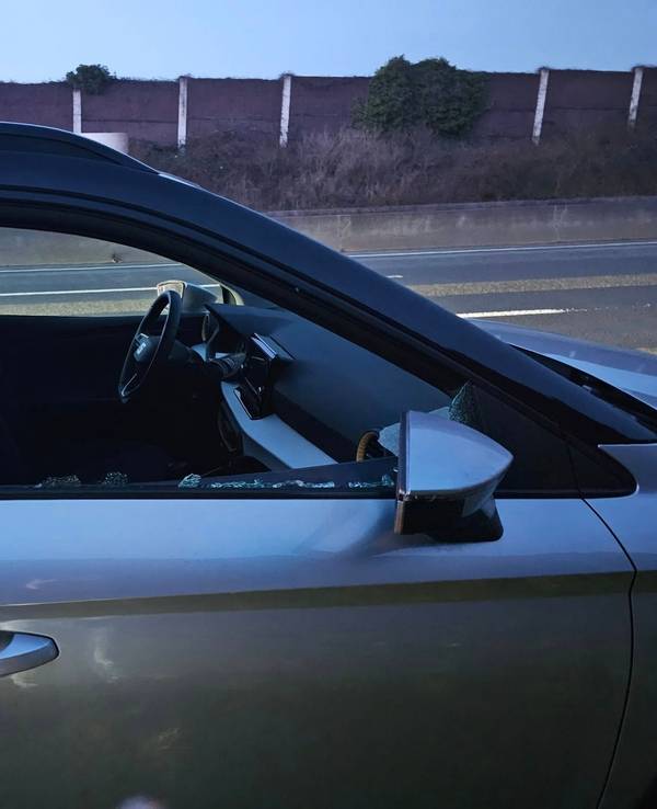 Das Beifahrerfenster eines Autos ist zersplittert.