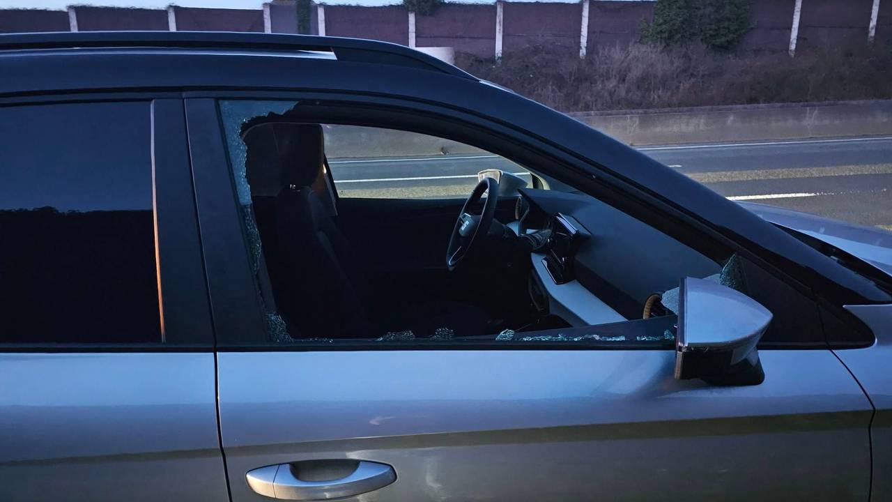 Das Beifahrerfenster eines Autos ist zersplittert.