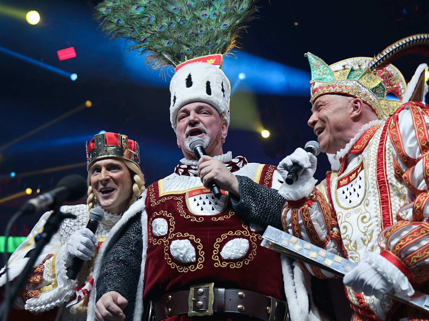 Kölner Dreigestirn singt auf der Bühne.