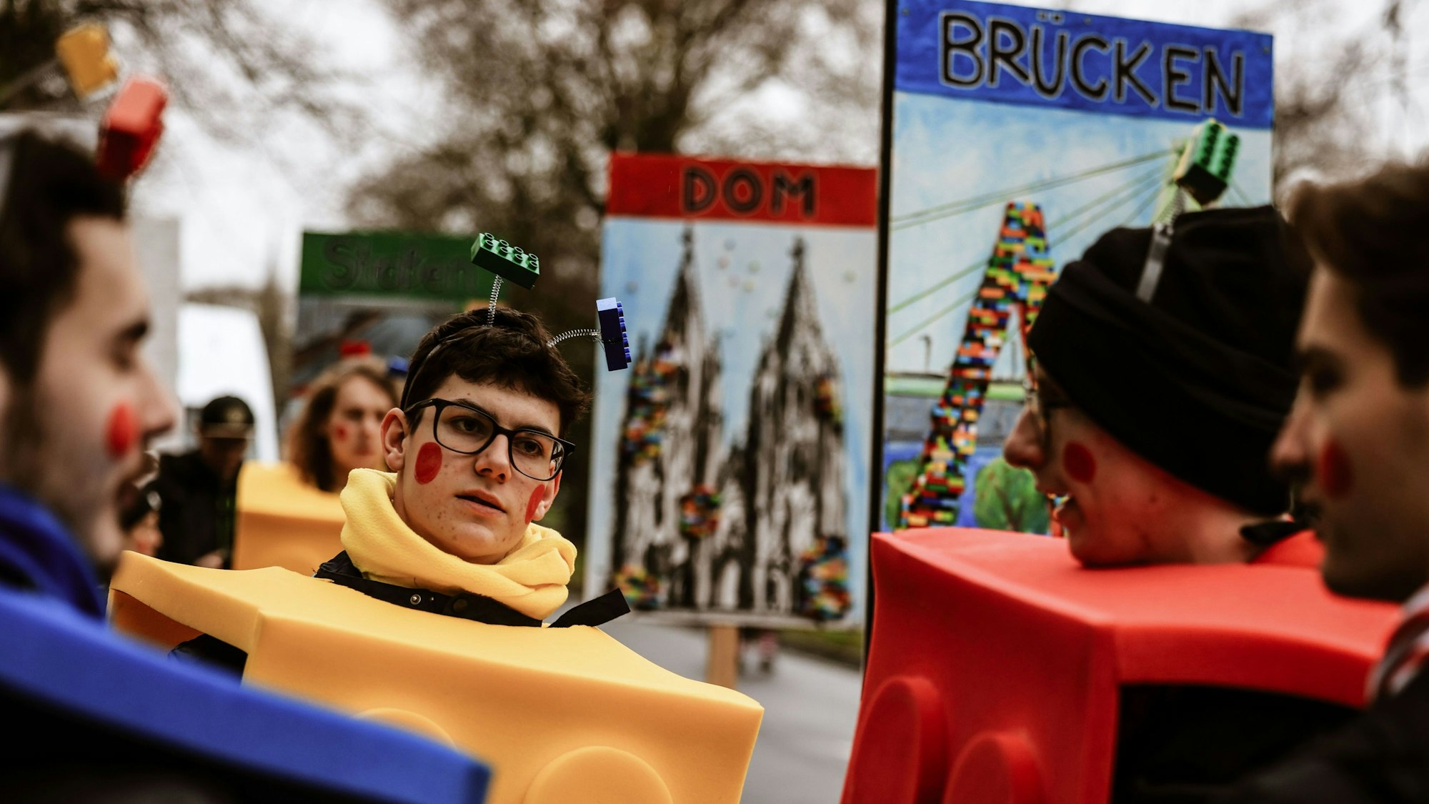 Schüler bei den Schull- und Veedelszöch mit Plakaten.
