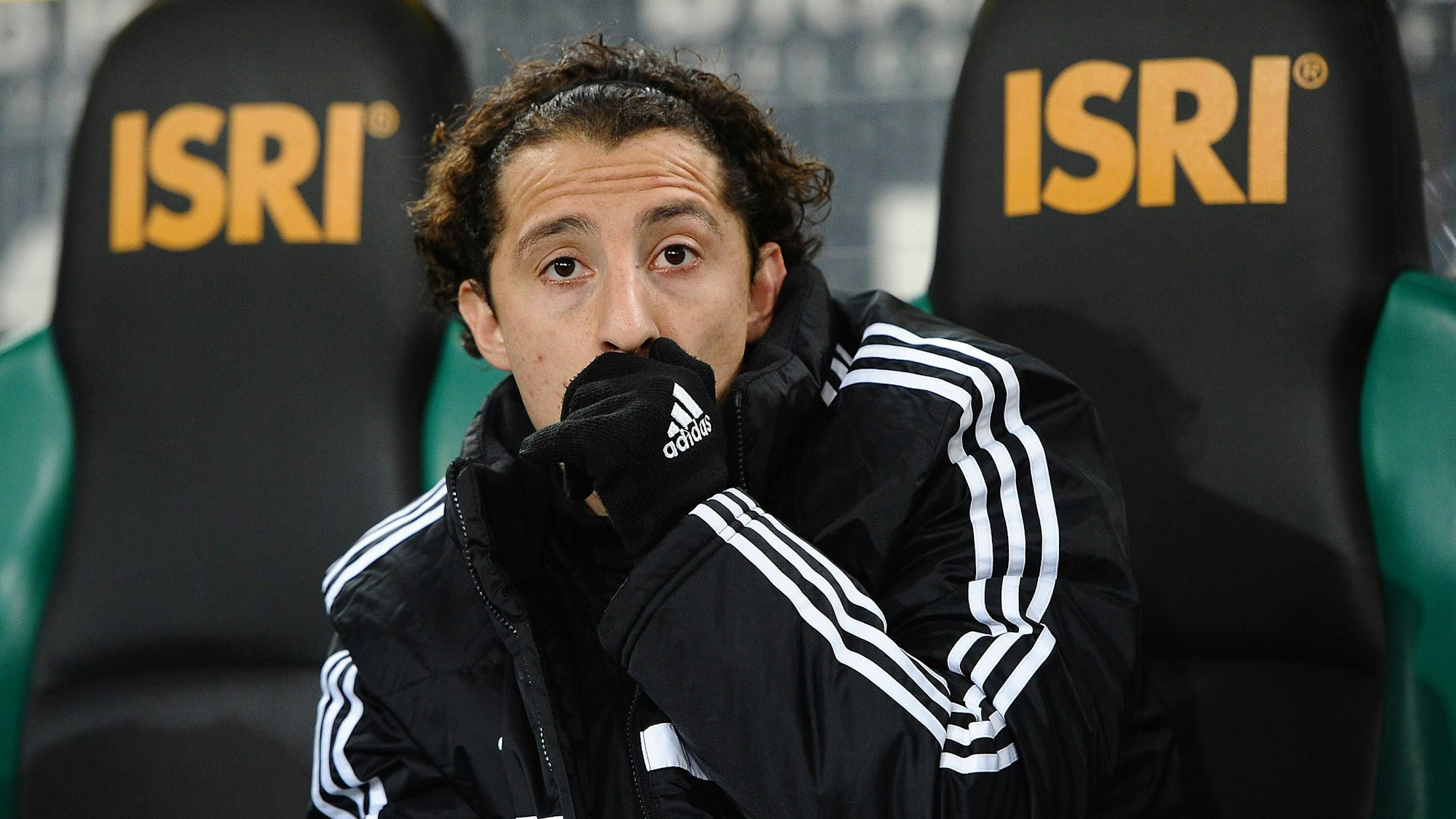 Andrés Guardado sitzt bei einem Spiel von Bayer Leverkusen auf der Ersatzbank.