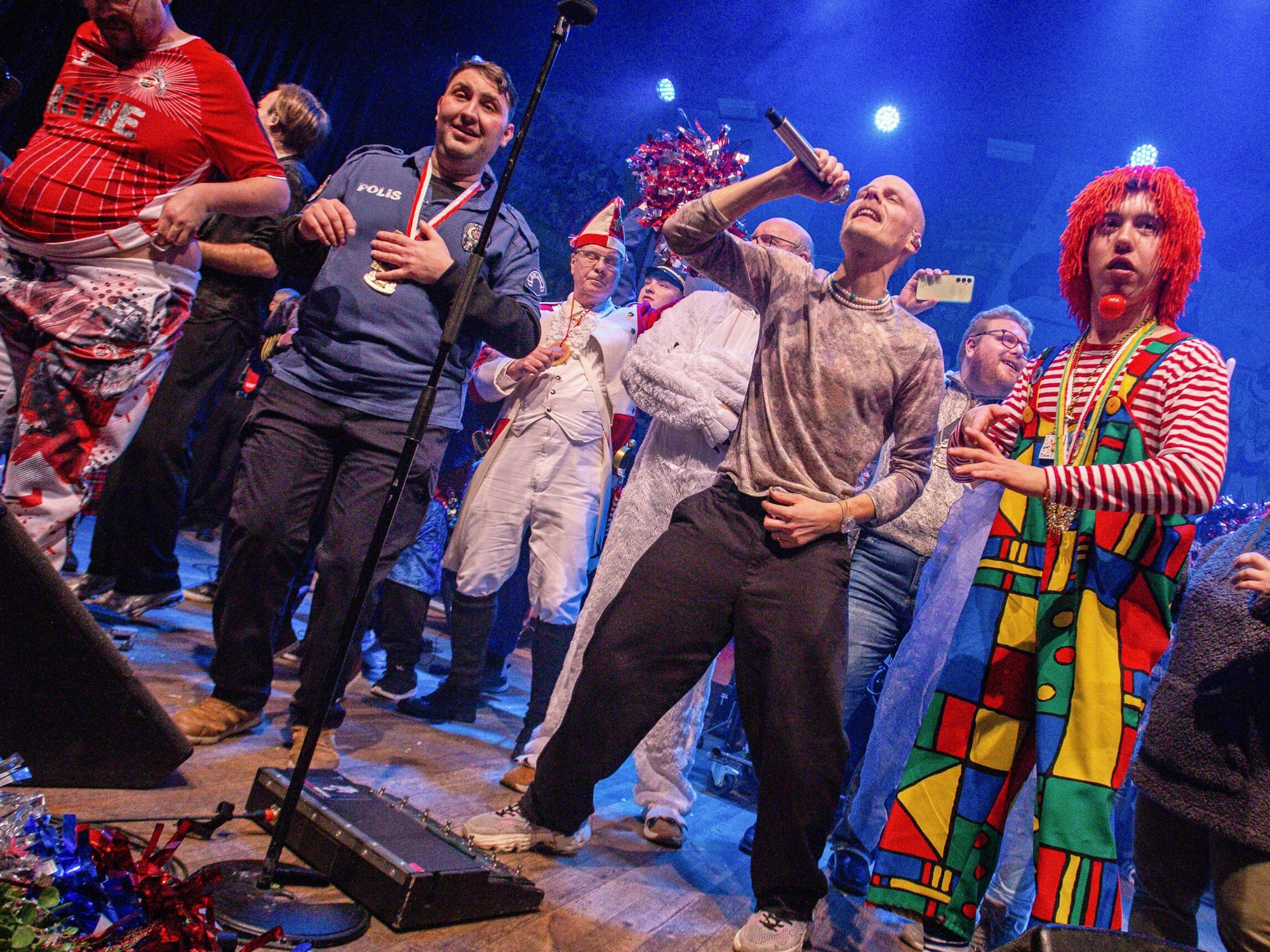 Cat Ballou beim Auftritt mit Jecken auf der Bühne.