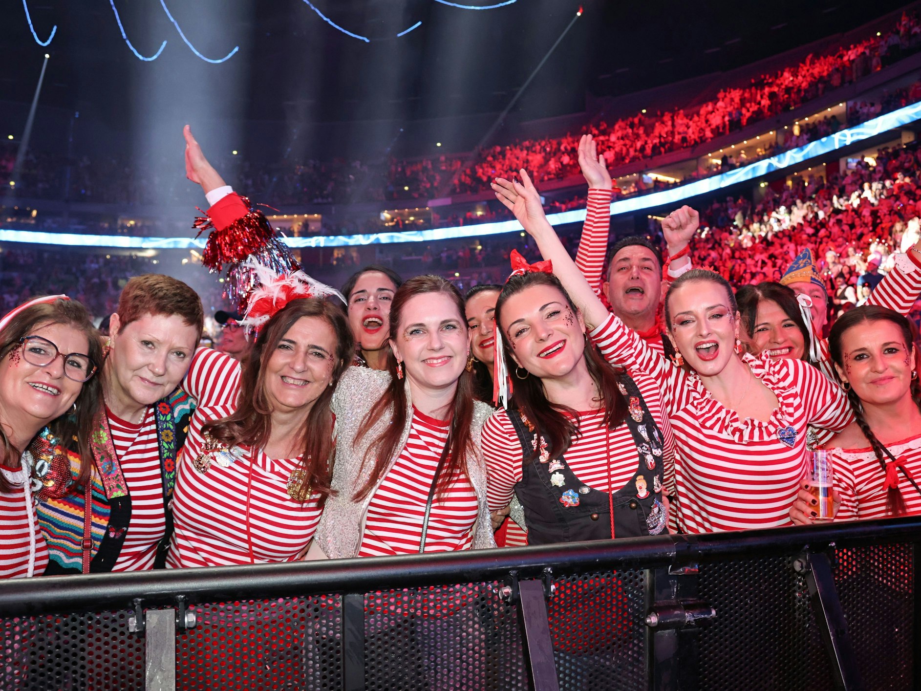 Kostümierte Jecke in der Lanxess-Arena.