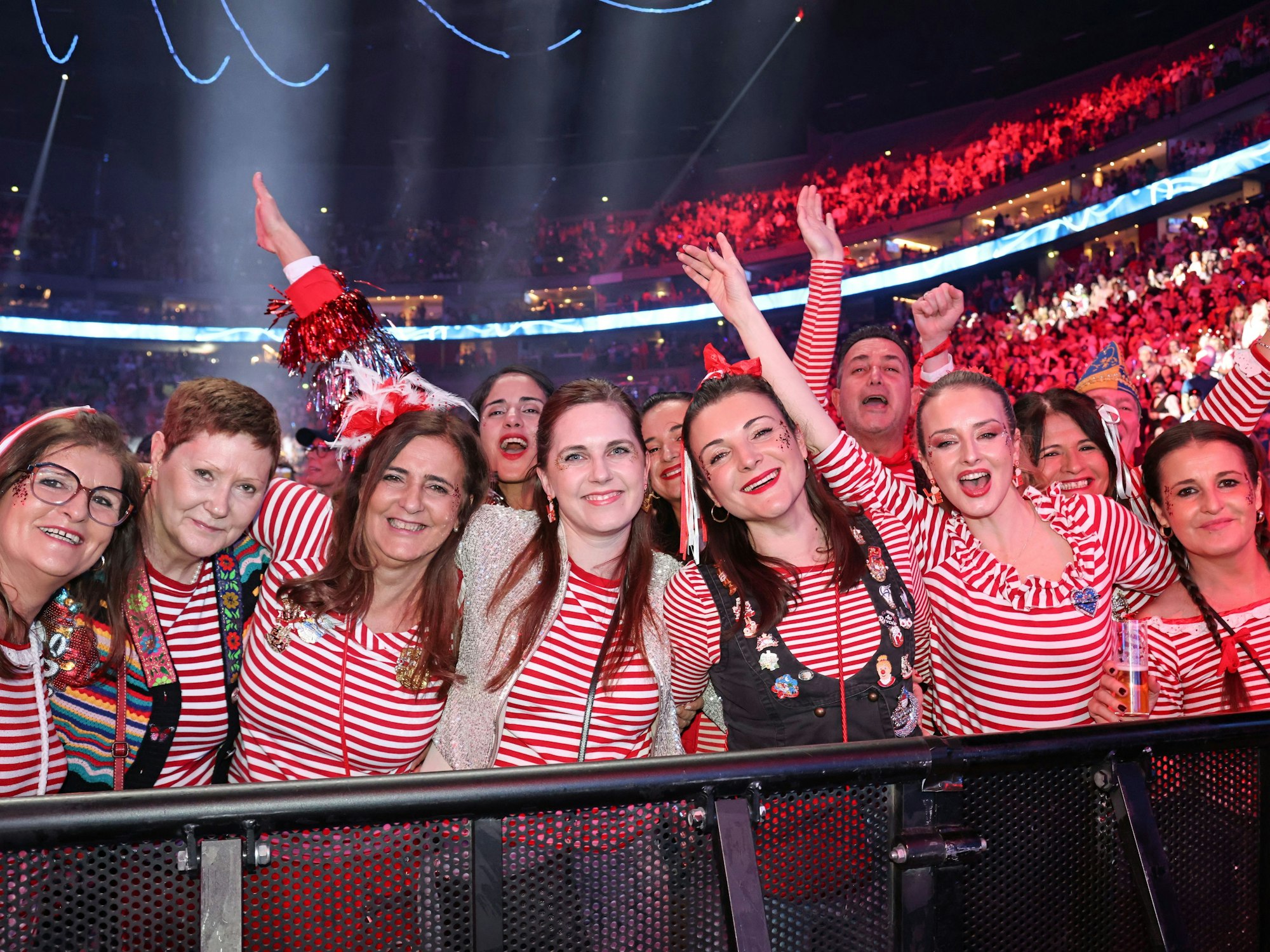 Kostümierte Jecke in der Lanxess-Arena.