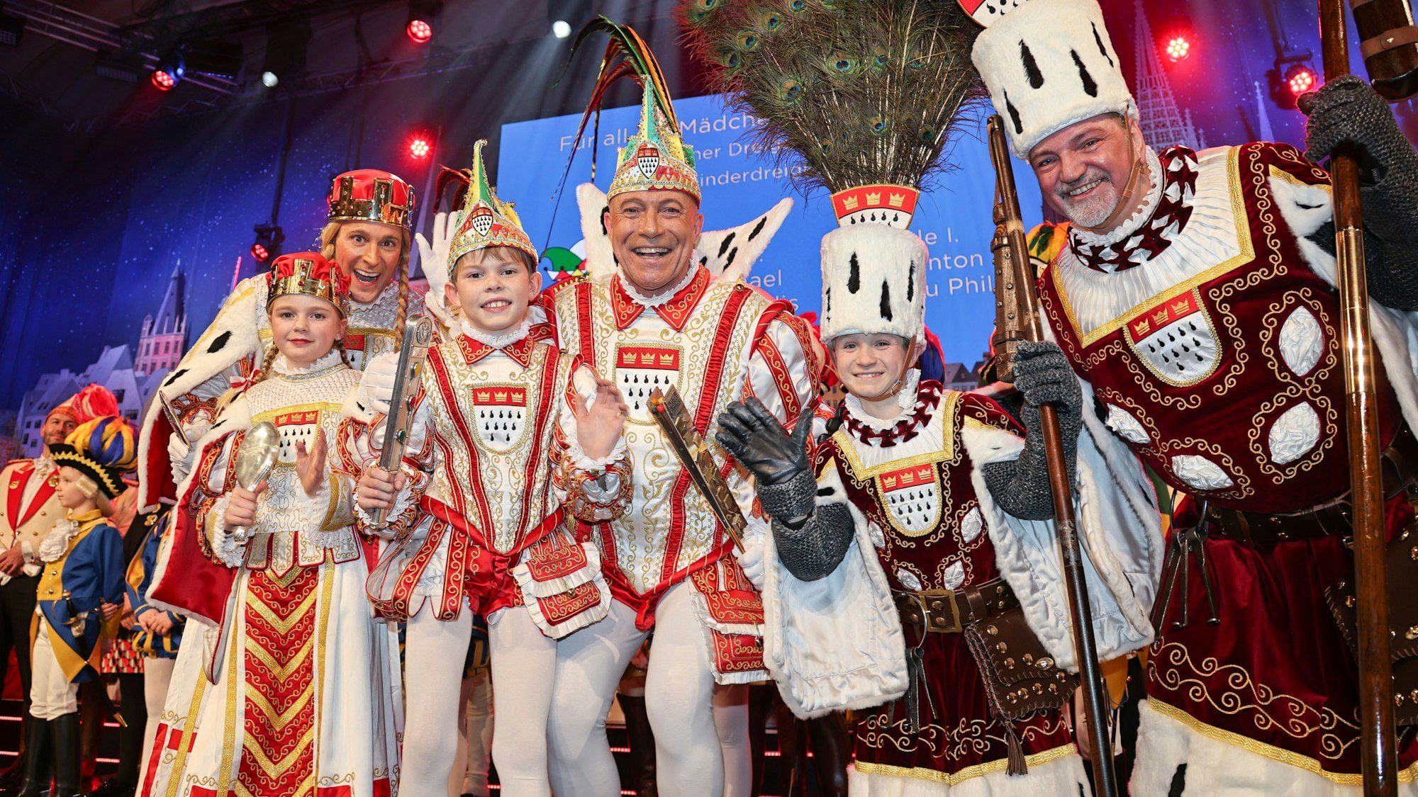 Kölner Dreigestirn und Kinderdreigestirn zusammen auf der Bühne.