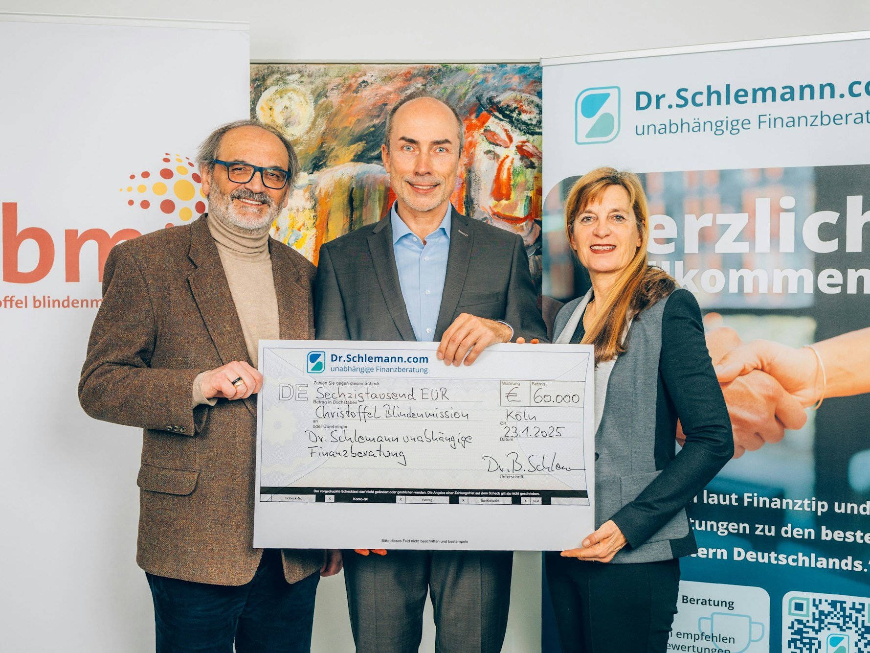 Dr. Lisa Schlemann (rechts) und Dr. Berndt Schlemann (Mitte) bei der Scheckübergabe an CBM-Vorstand Dr. Peter Schießl (links).