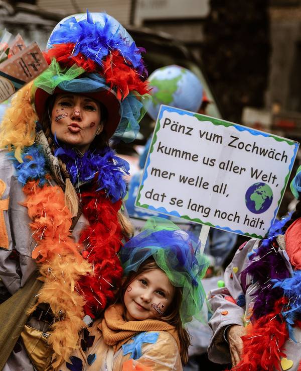 Lehrer und Schüler nehmen an den Schull- und Veedelszöch teil.