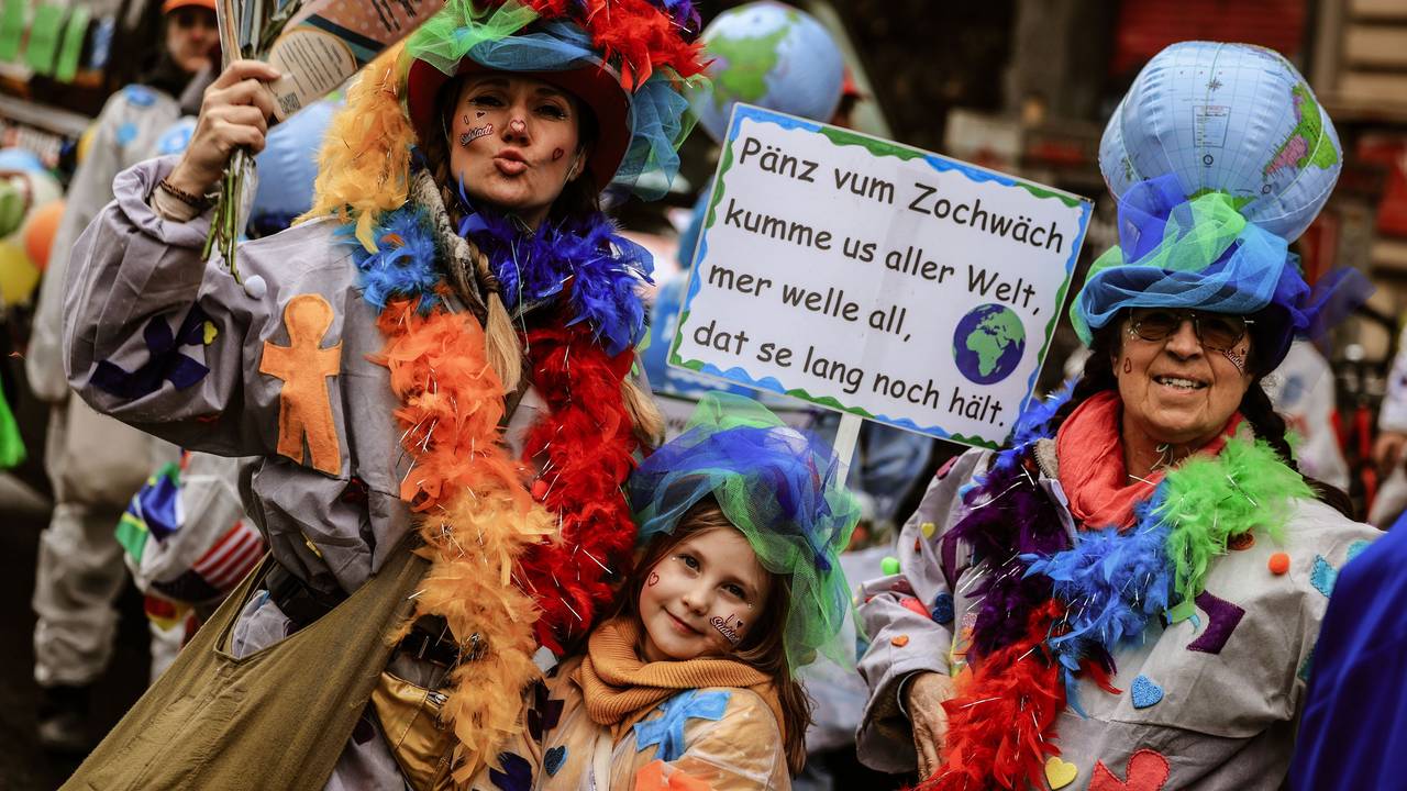 Lehrer und Schüler nehmen an den Schull- und Veedelszöch teil.