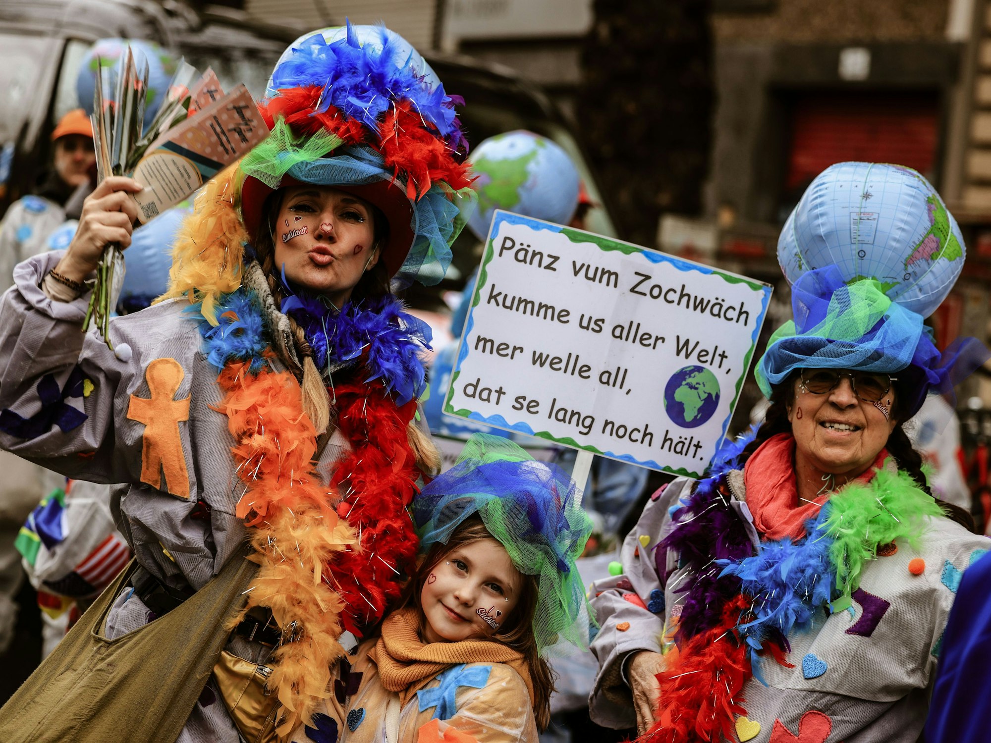 Lehrer und Schüler nehmen an den Schull- und Veedelszöch teil.