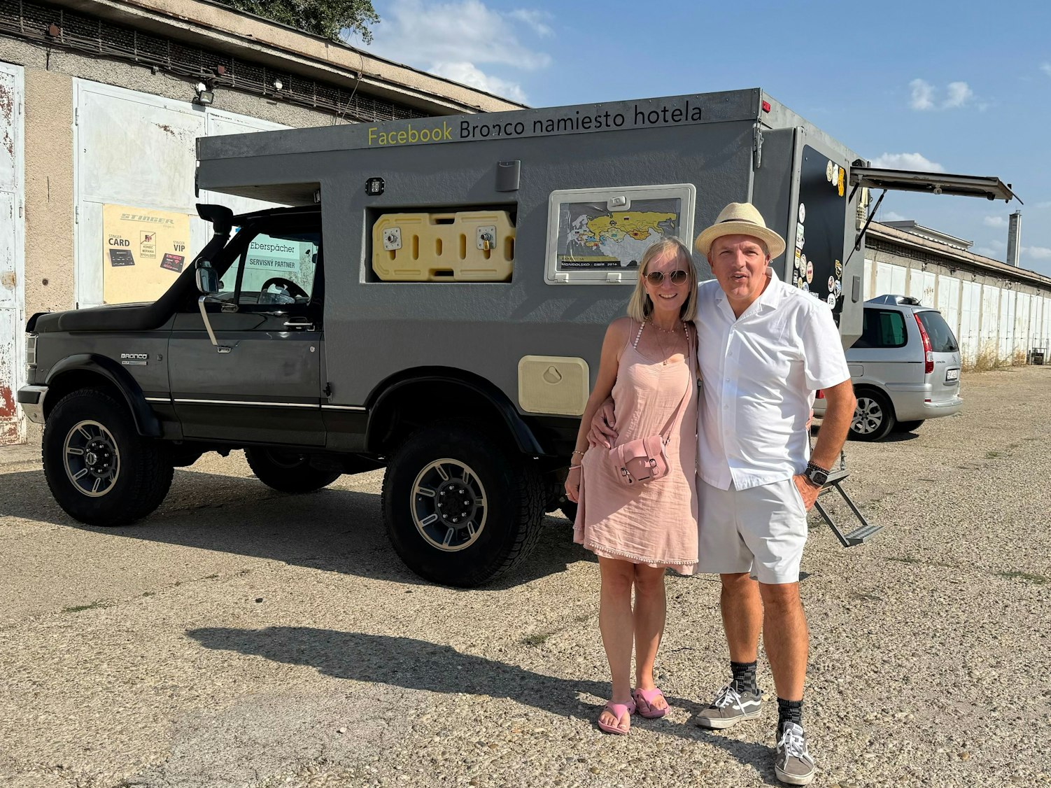 Ein Mann und eine Frau stehen vor einem umgebauten Ford.