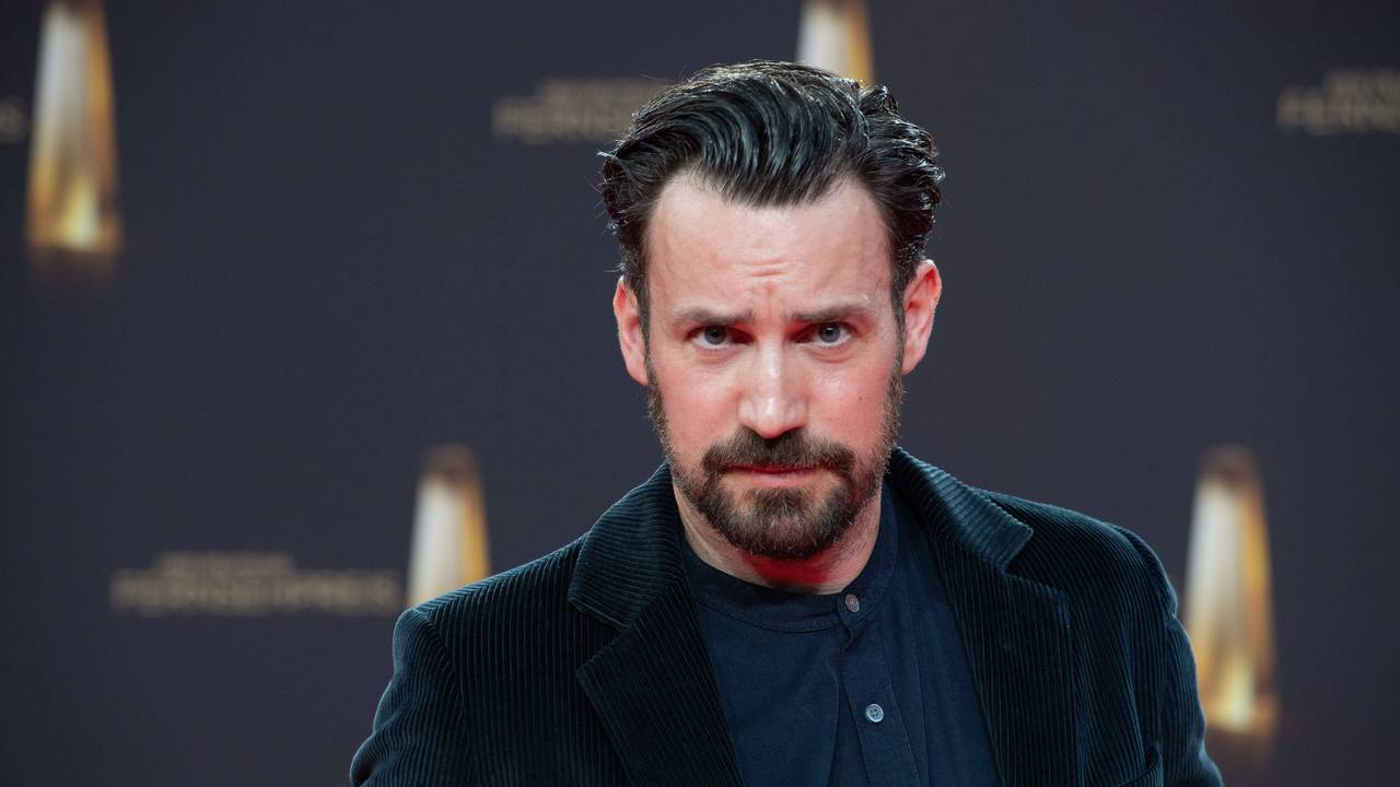 Jan Köppen auf dem roten Teppich beim deutschen Fernsehpreis.