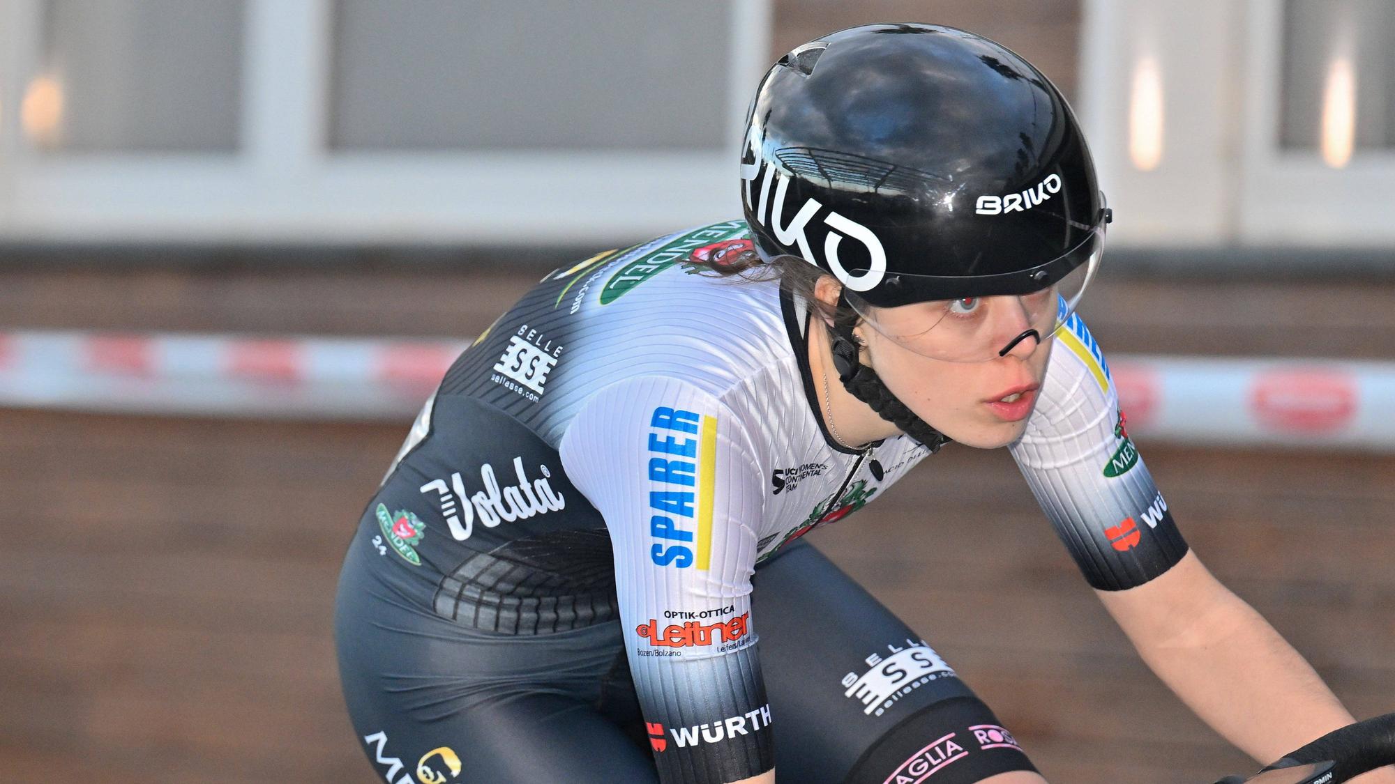 Sara Piffer bei einem Rennen auf dem Rad.