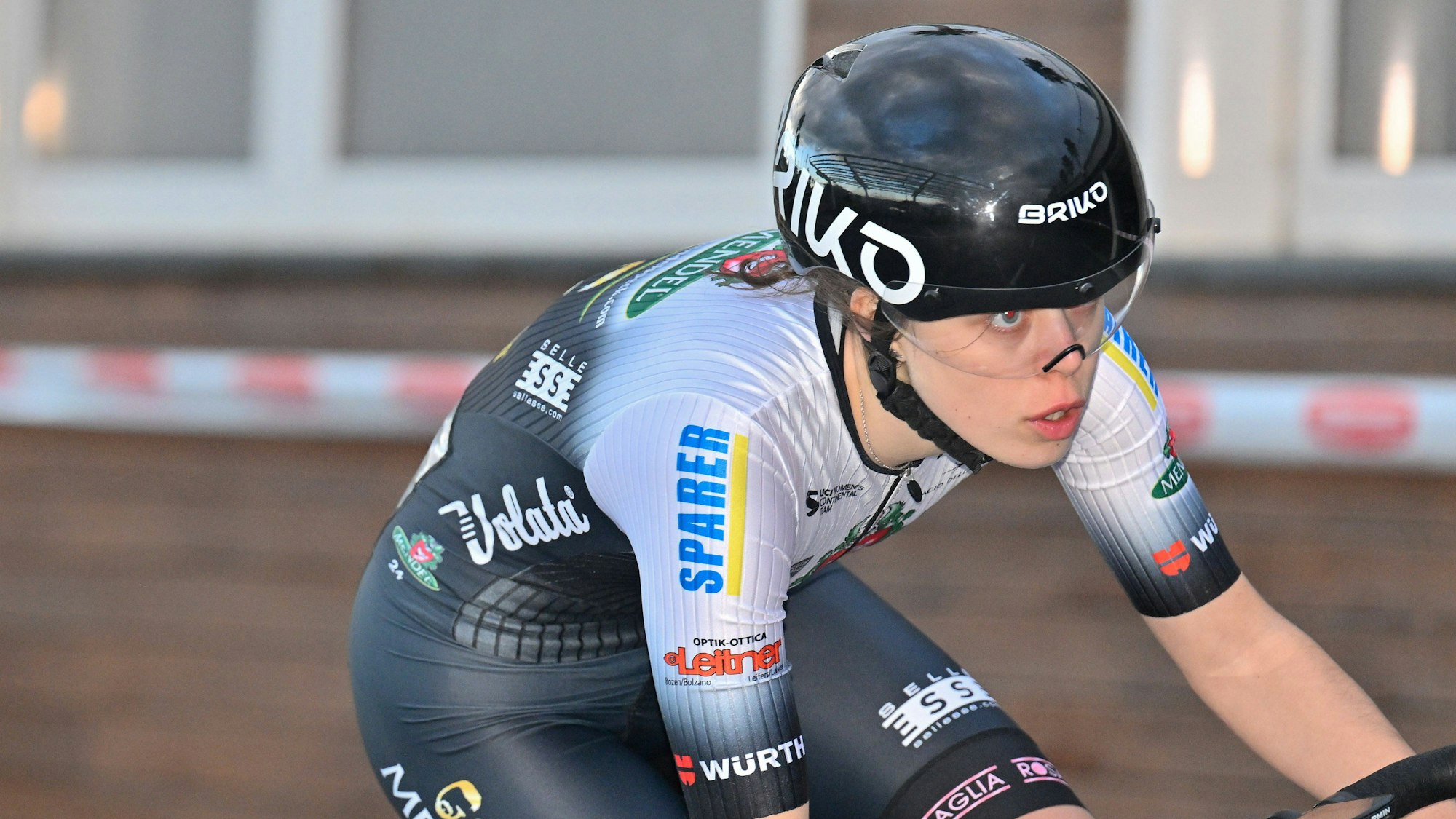 Sara Piffer bei einem Rennen auf dem Rad.