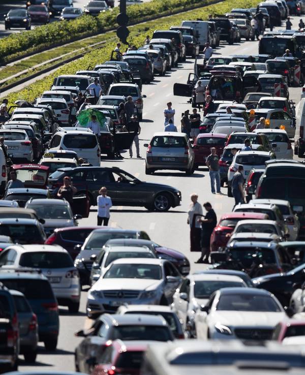 Zahlreiche Autos stehen während einer Vollsperrung nach einem Unfall auf der Autobahn 40 in Fahrtrichtung Essen.(Archivfoto)