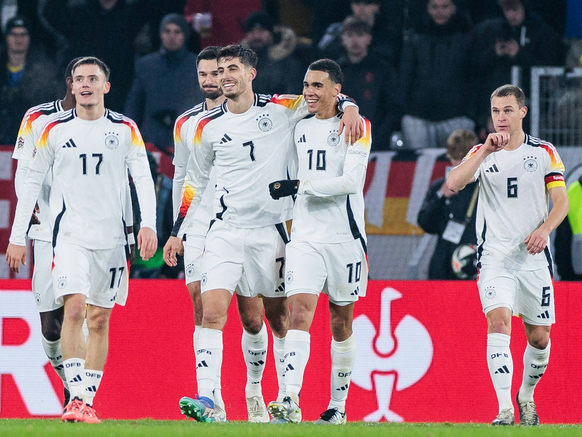 Kai Havertz jubelt mit seinen Mitspielern nach einem Tor der DFB-Elf gegen Bosnien-Herzegowina.