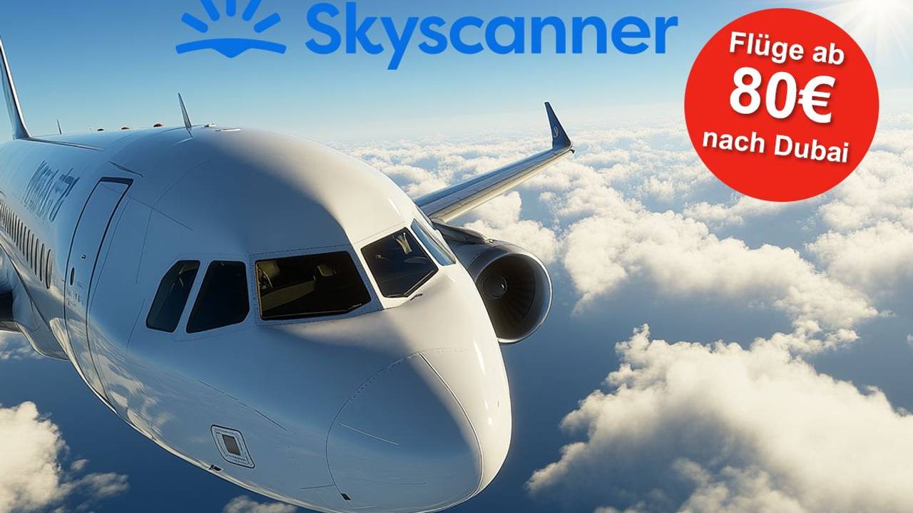Flugzeug über den Wolken mit Skyscanner Logo