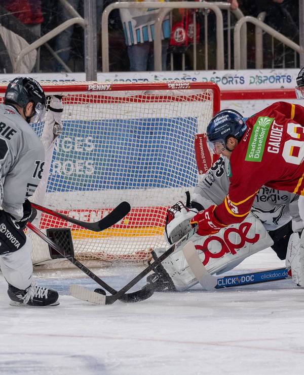 Im engen Rheinland-Derby verhindern die Kölner Haie hier mit vereinten Kräften einen Treffer für die Düsseldorfer EG durch Tyler Gaudet.