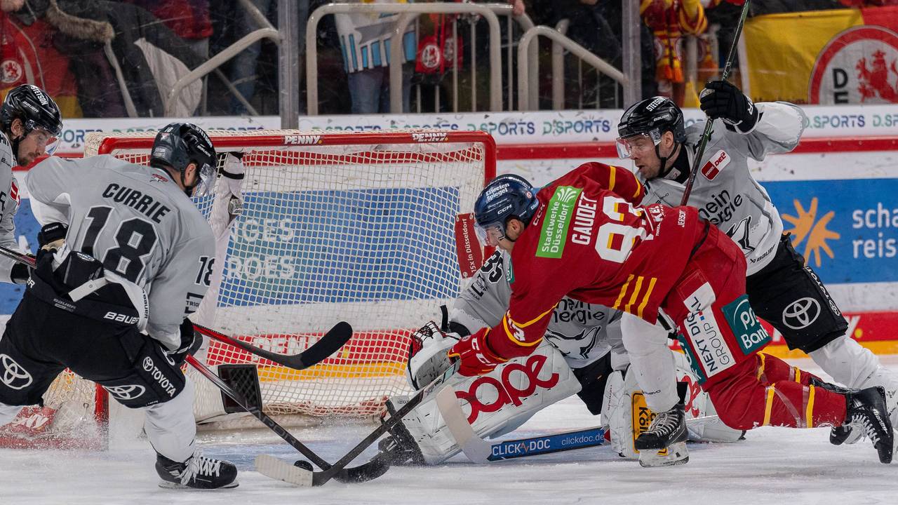 Im engen Rheinland-Derby verhindern die Kölner Haie hier mit vereinten Kräften einen Treffer für die Düsseldorfer EG durch Tyler Gaudet.