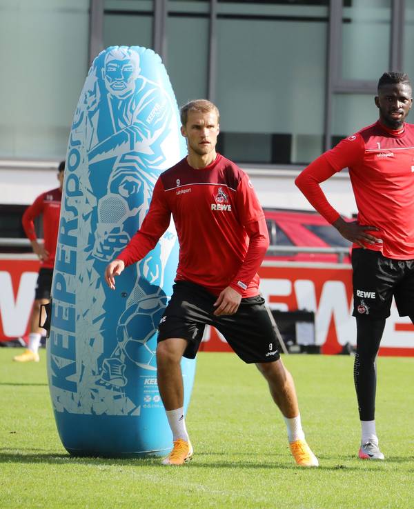 Sebastian Andersson und Tolu Arokodare gemeinsam beim Training des 1. FC Köln.