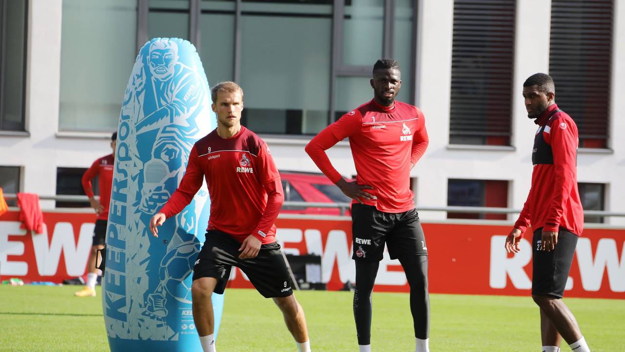 Sebastian Andersson und Tolu Arokodare gemeinsam beim Training des 1. FC Köln.