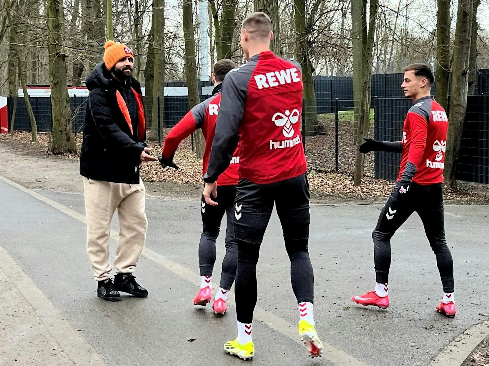 Nikola Soldo begrüßt vor dem Training einige FC-Kollegen.