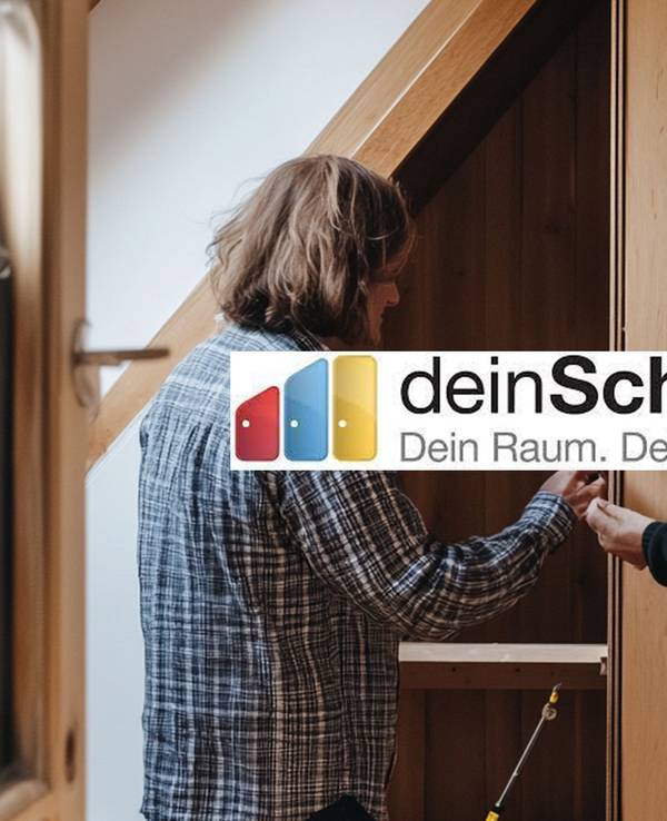 Zwei Personen bauen einen Schrank in einer Dachschrägen auf