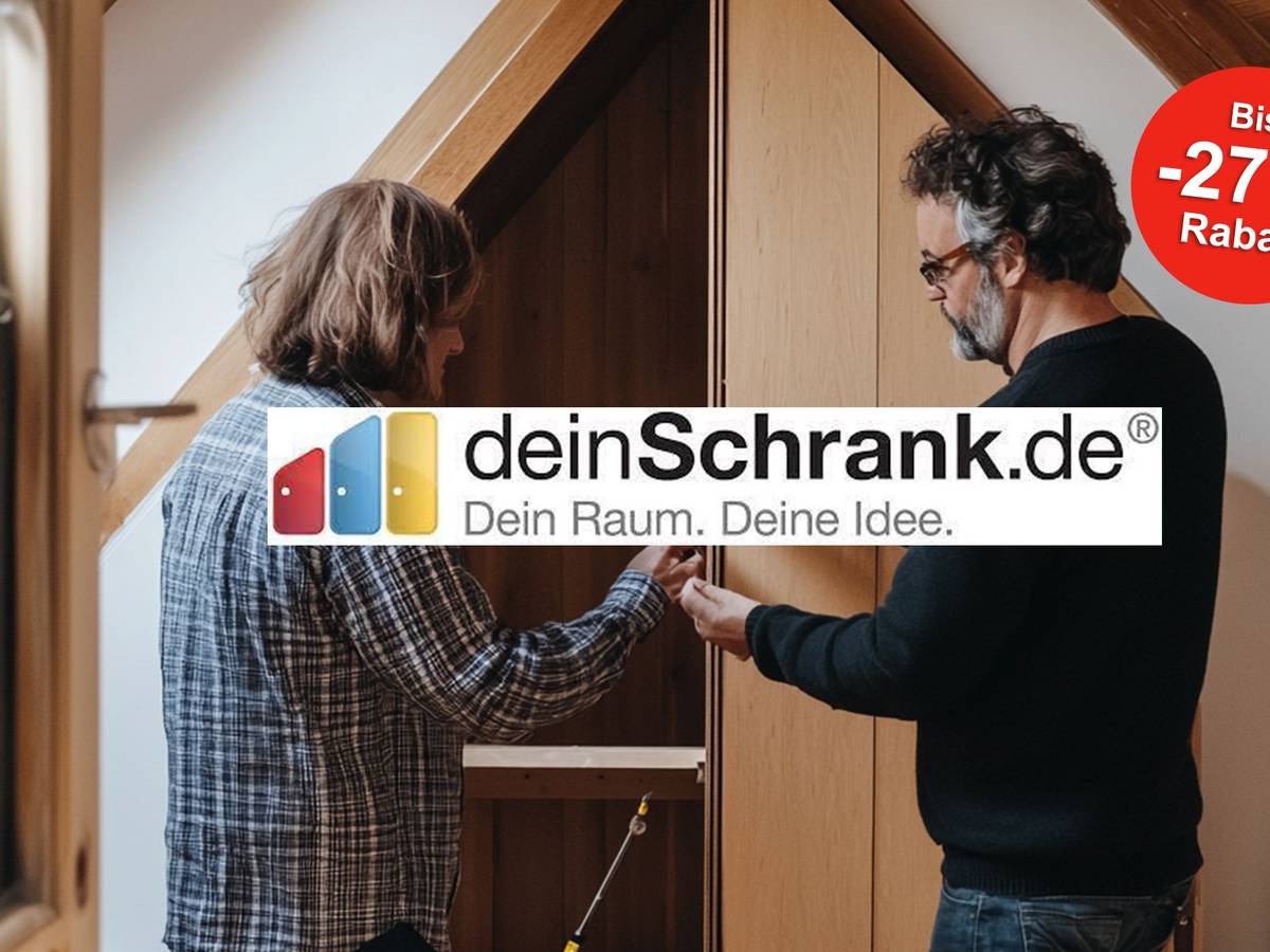 Zwei Personen bauen einen Schrank in einer Dachschrägen auf