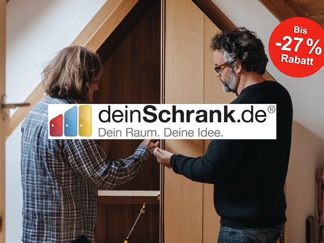 Zwei Personen bauen einen Schrank in einer Dachschrägen auf