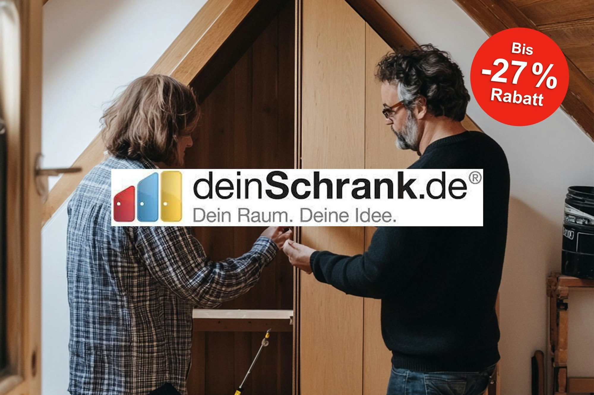 Zwei Personen bauen einen Schrank in einer Dachschrägen auf