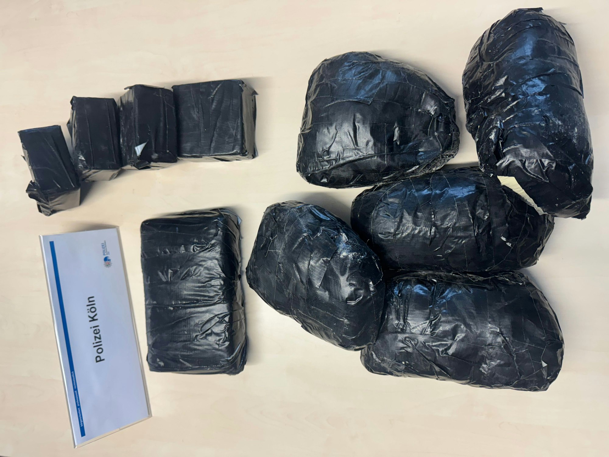 Kiloweise Drogen hatte ein Mann und eine Frau bei ihrer Fahrt über die A4 in Köln in ihrem Wagen versteckt. Bei einer Kontrolle der Polizei konnte das Rauschgift sichergestellt werden.