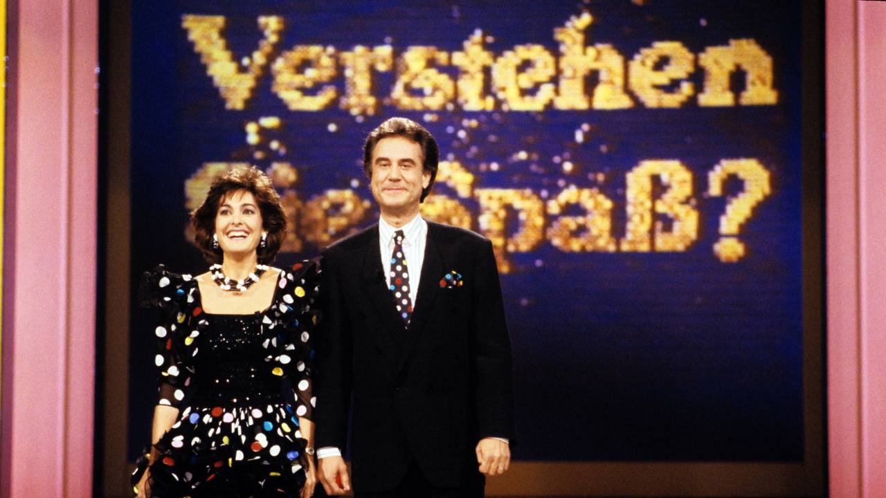 Das Moderatorenehepaar Paola und Kurt Felix steht 1989 bei ihrer Unterhaltungssendung "Verstehen Sie Spaß?" auf der Bühne.