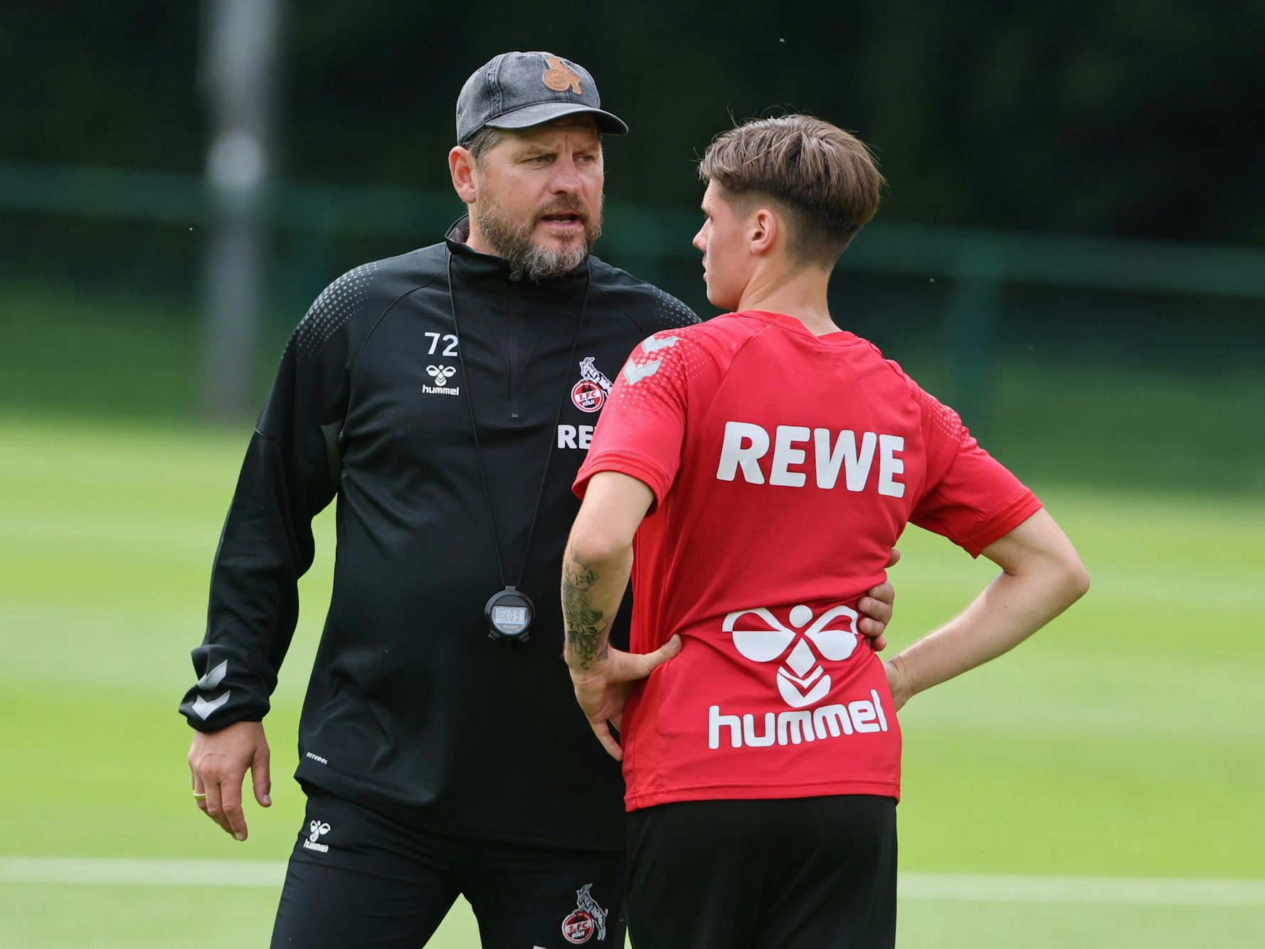 Steffen Baumgart spricht mit Winzent Suchanek.