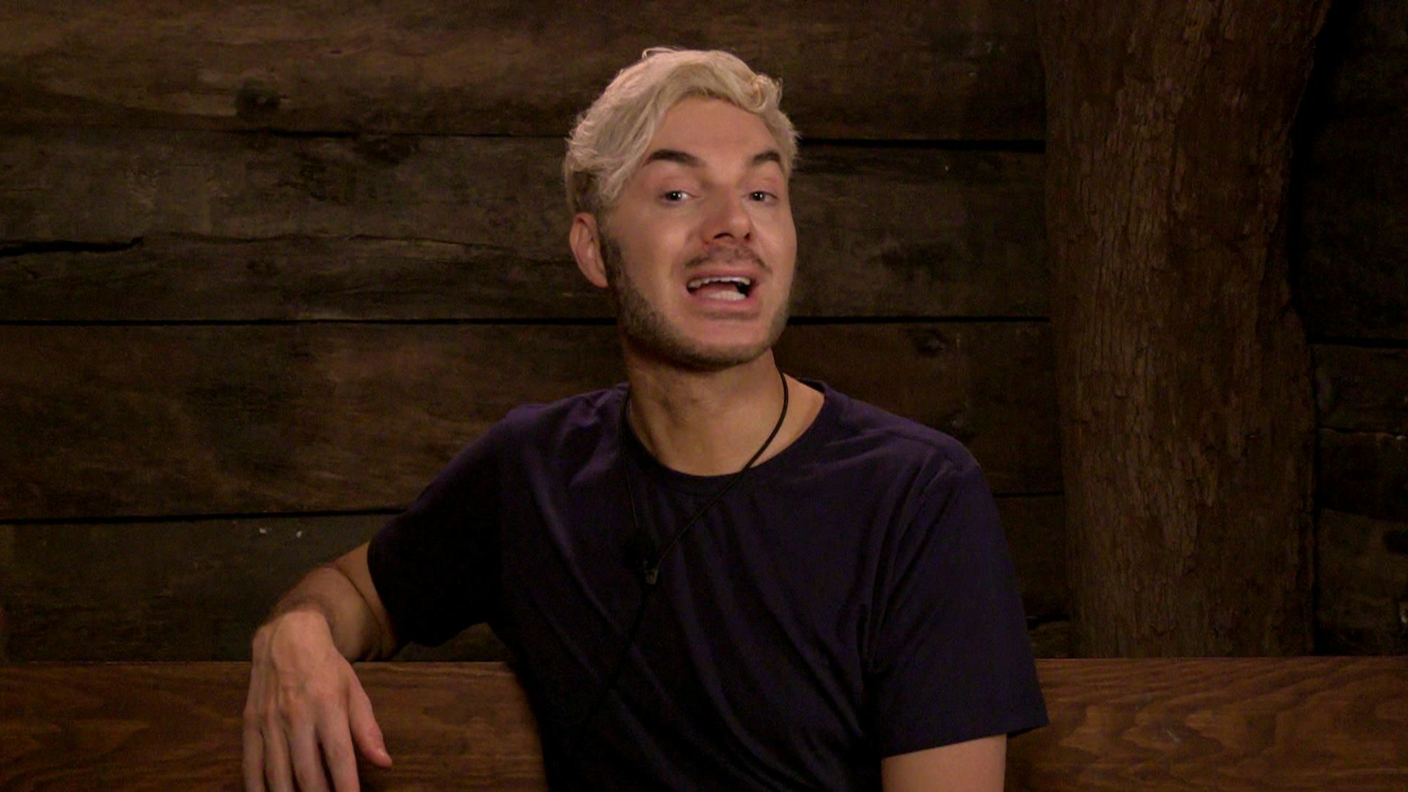 Sam Dylan an Tag 1 im Dschungel-Telefon.