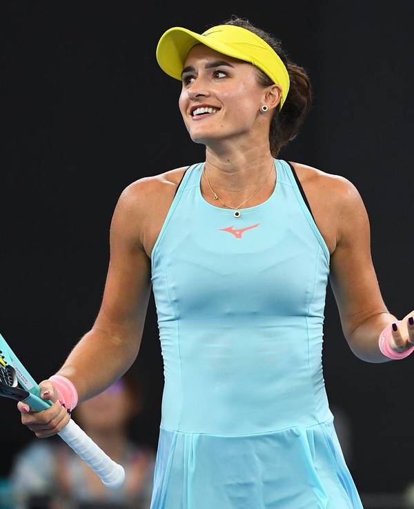 Arina Rodionava gestikuliert auf dem Tennisplatz.