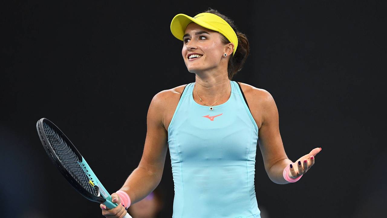 Arina Rodionava gestikuliert auf dem Tennisplatz.