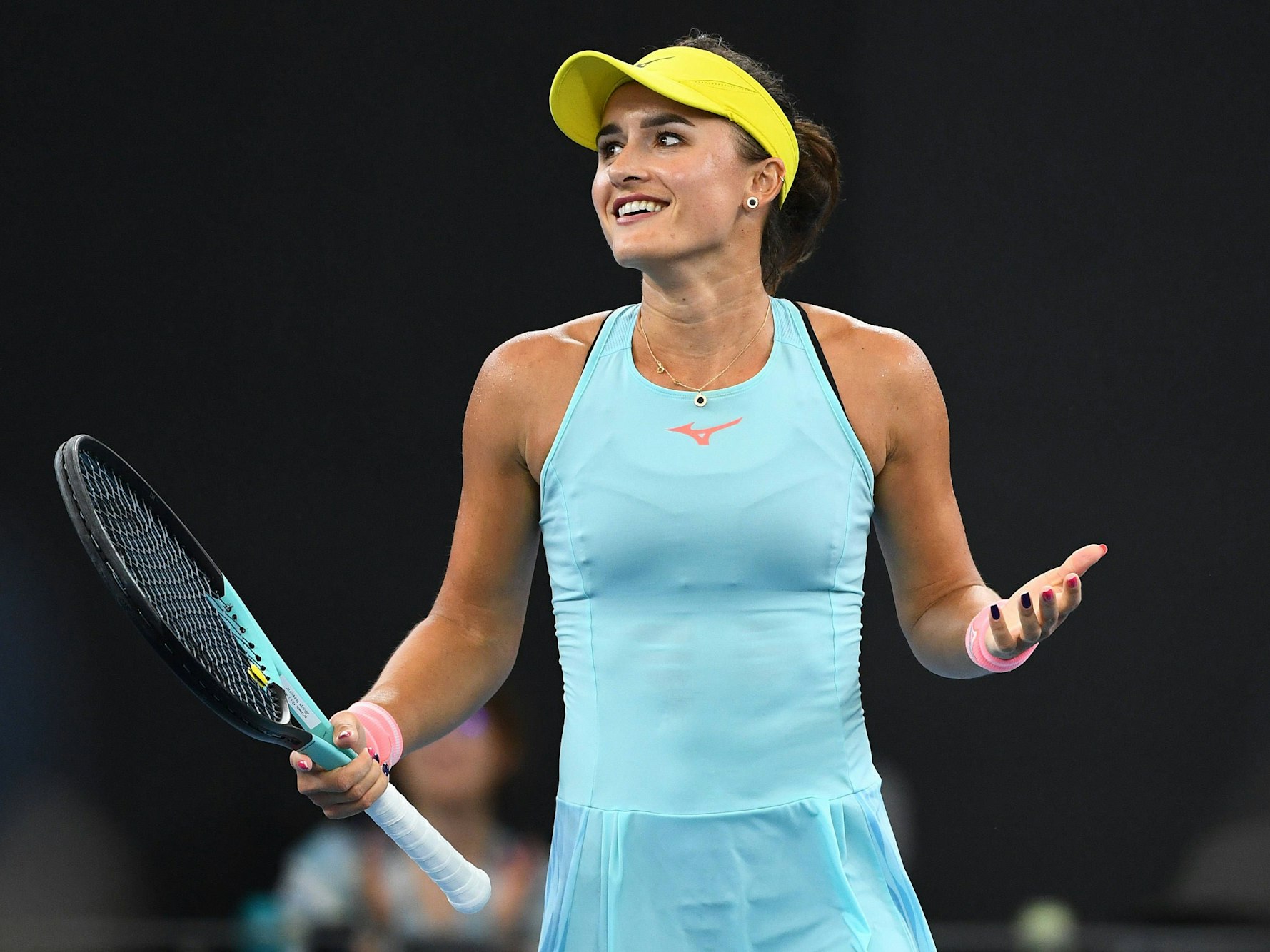 Arina Rodionava gestikuliert auf dem Tennisplatz.