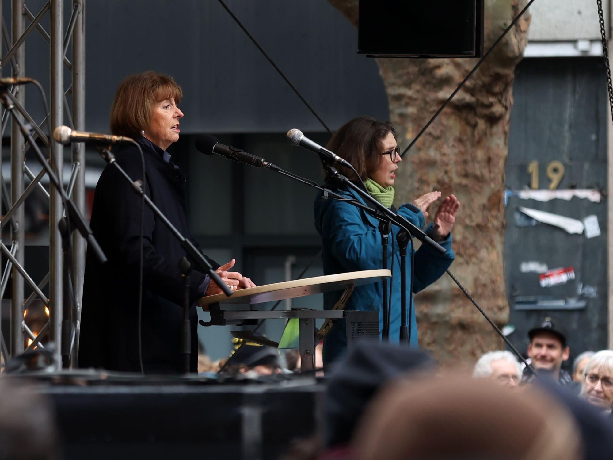 Demonstration in Köln: Henriette Reker am Rednerpult.